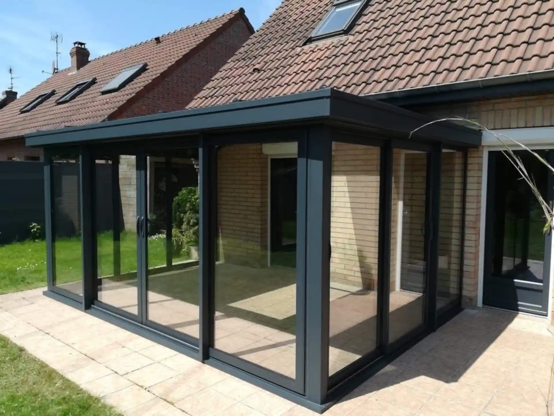 une-extension-en-aluminium-noir-sur-une-maison