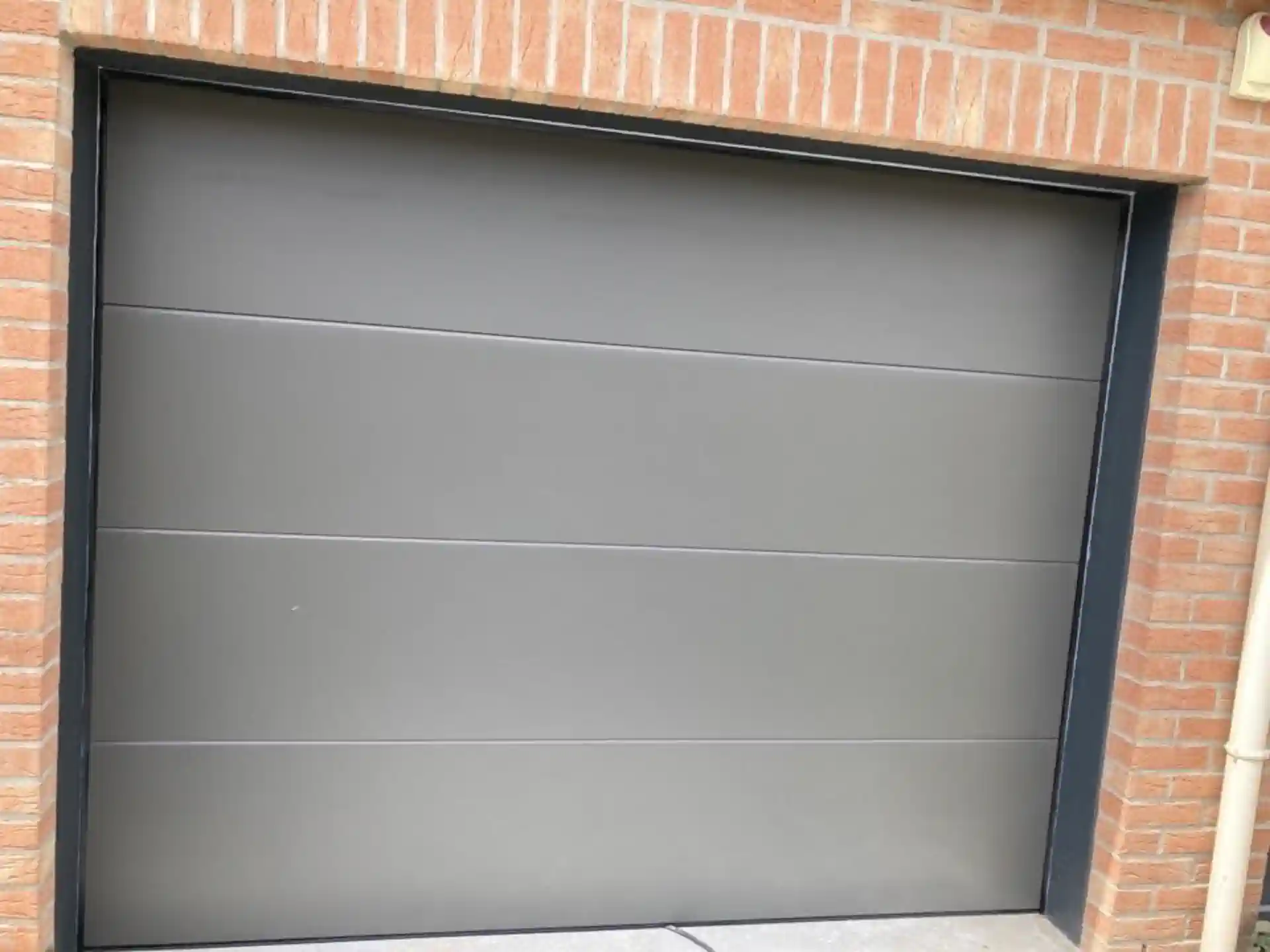 Porte de garage grise par plastique 2000 à Valenciennes Porte de garage grise par plastique 2000 à Valenciennes