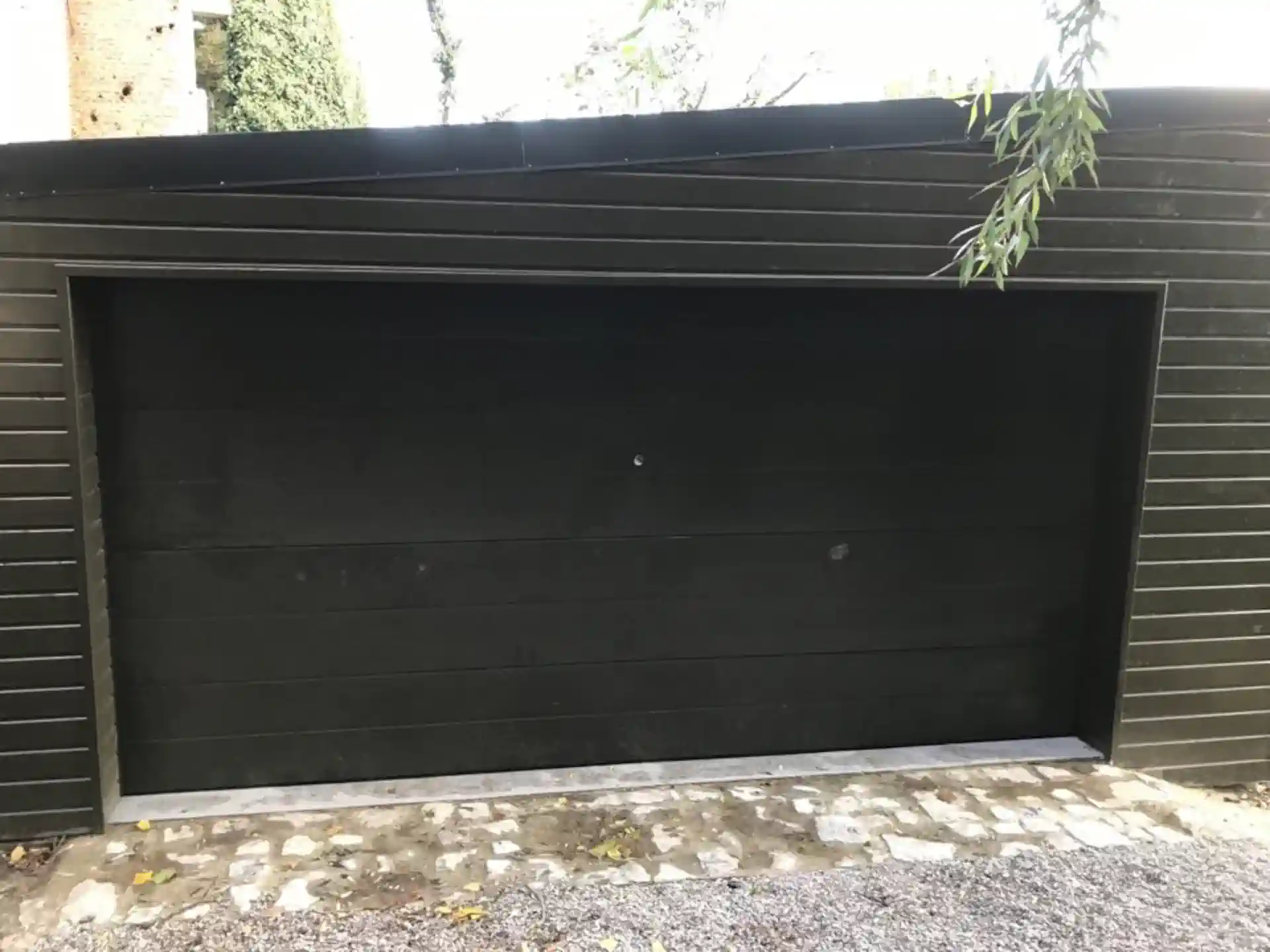 plastique 2000 à posé cette porte de garage noire plastique 2000 à posé cette porte de garage noire