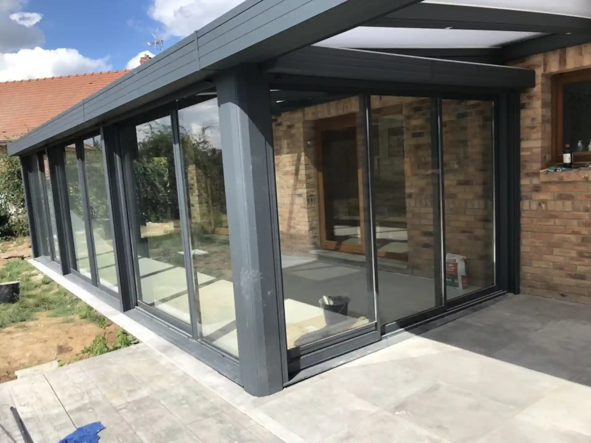 une-rallonge-de-toit-en-aluminium-gris-plaquée Vérandas et pergolas aluminium dans le Nord
